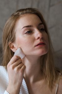masaż twarzy gua sha